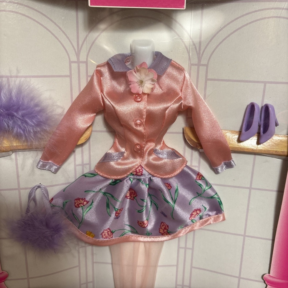 1996 Barbie Fashion Avenue International Collection Spring #15902 NIB